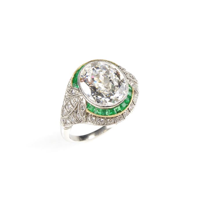 Oval diamond and emerald and diamond cluster ring | MasterArt